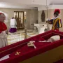 Objavljene prve fotografije tijela pape Franje: S krunicom u rukama, izloženo je u otvorenom lijesu