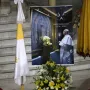 Objavljene prve fotografije tijela pape Franje: S krunicom u rukama, izloženo je u otvorenom lijesu