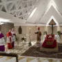 Objavljene prve fotografije tijela pape Franje: S krunicom u rukama, izloženo je u otvorenom lijesu