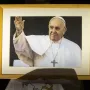 Objavljene prve fotografije tijela pape Franje: S krunicom u rukama, izloženo je u otvorenom lijesu