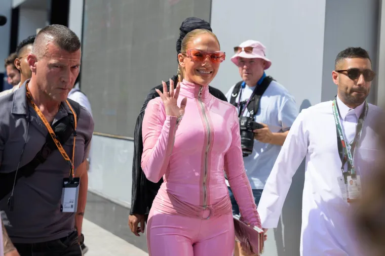 Ljubitelji Formule 1 uživali su u uzbudljivom vikendu u Džeddi, gdje je McLaren ponovo zasjao na vrhu, a tamo se pojavila i Jennifer Lopez.