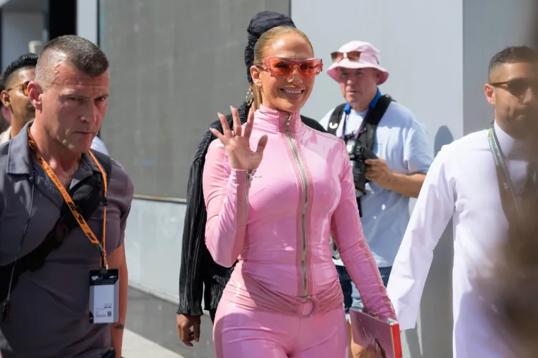 Pjevačica i glumica Jennifer Lopez iskoristila je priliku da prisustvuje utrci...