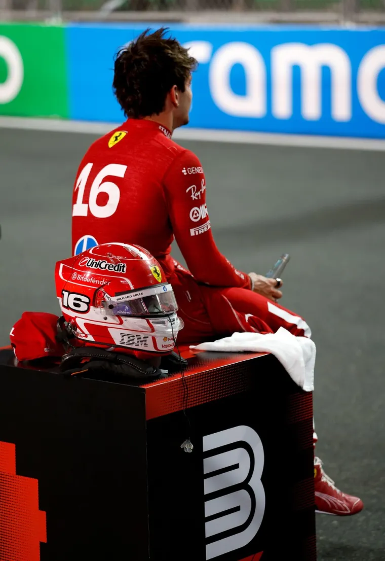 J. Lo se pojavila u izazovnoj odjeći, a onda je uslijedio skandal: Pogledajte gdje gleda Ferrarijev mehaničar