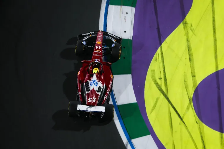 J. Lo se pojavila u izazovnoj odjeći, a onda je uslijedio skandal: Pogledajte gdje gleda Ferrarijev mehaničar