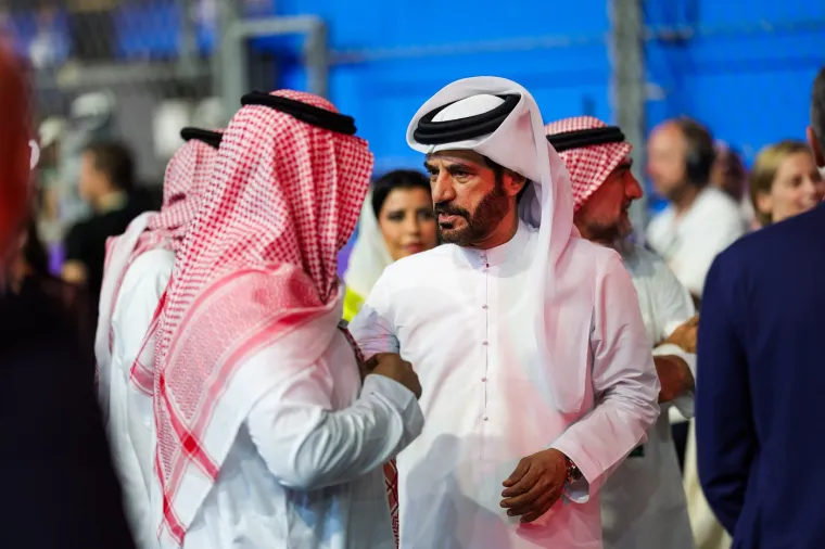 J. Lo se pojavila u izazovnoj odjeći, a onda je uslijedio skandal: Pogledajte gdje gleda Ferrarijev mehaničar