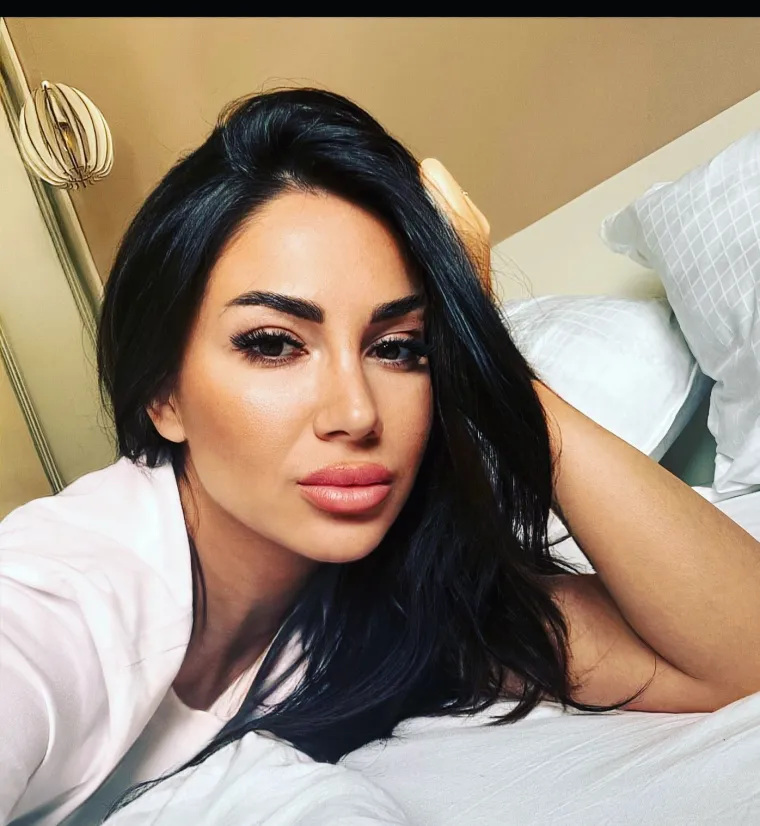 Na Instagramu je promijenila prezime natrag u Brekalo i posvetila se poslu.
