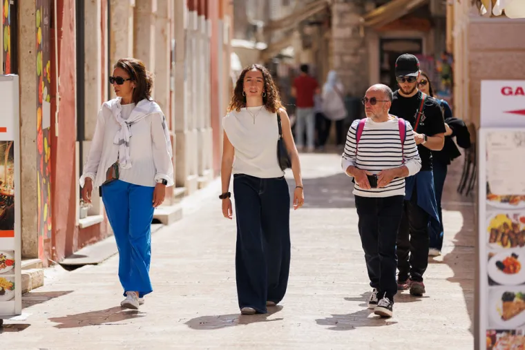 Nitko nije ostao ravnodu&scaron;an: Plavu&scaron;a u minici podigla je temperaturu na zadarskoj &scaron;pici