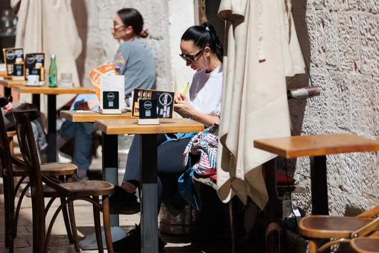 Nitko nije ostao ravnodu&scaron;an: Plavu&scaron;a u minici podigla je temperaturu na zadarskoj &scaron;pici
