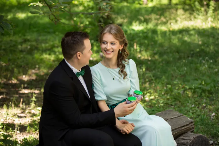 12. Izmjenjujte komplimente - Svi mi volimo da nam se za naš rad daju komplimenti i pohvale. Pobrinite se da svom partneru svaki dan date kompliment, čak i za nešto tako malo kao što je boja njegove majice ili obrok koji je pripremio za vas.
