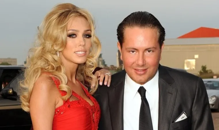 Za razliku od nje, Petra Ecclestone bila je više povučena, ali je svjetsku pozornost privukla kad je kupila &quot;The Manor&quot;, jednu od najvećih i najskupljih vila u Los Angelesu, koja je nekad pripadala slavnoj producentici Aarons Spelling. Petra je ranije bila u braku s britanskim biznismenom Jamesom Stuntom, s kojim ima troje djece, ali taj brak završio je burnim razvodom ispunjenim medijskim prepucavanjima. Danas je sretno udana za Sama Palmera, nekadašnjeg dizajnera, a sada uspješnog poduzetnika, i zajedno odgajaju kćer Laviniju te žive mirniji obiteljski život.