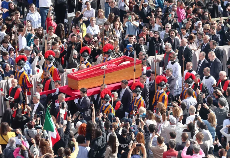 Tijelo pape Franje premješteno u baziliku sv. Petra: Pogledajte kako je izgledala procesija