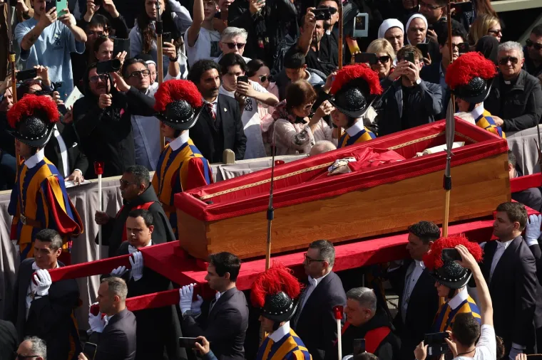 Tijelo pape Franje premješteno u baziliku sv. Petra: Pogledajte kako je izgledala procesija