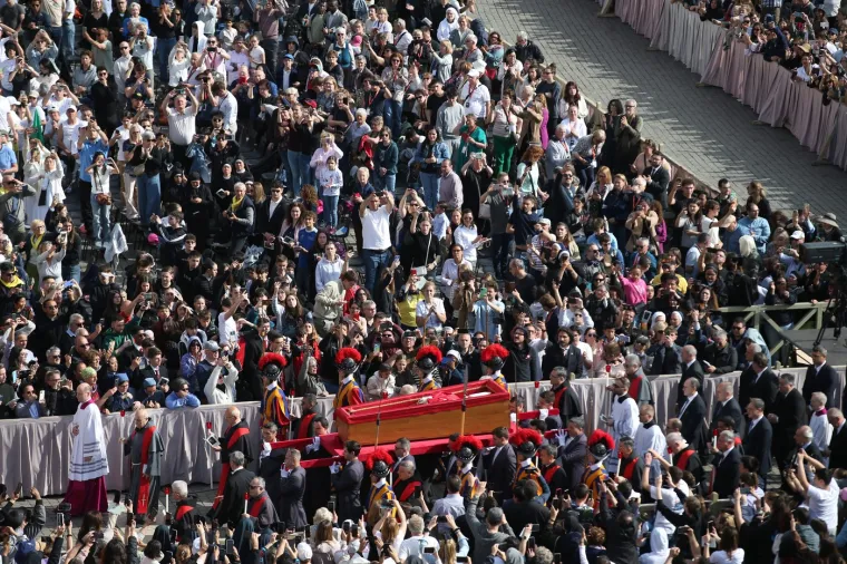 Tijelo pape Franje premješteno u baziliku sv. Petra: Pogledajte kako je izgledala procesija