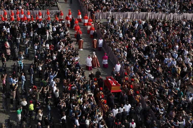 Tijelo pape Franje premješteno u baziliku sv. Petra: Pogledajte kako je izgledala procesija