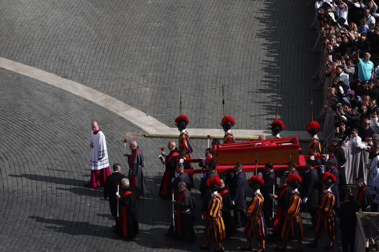 Tijelo pape Franje premješteno u baziliku sv. Petra: Pogledajte kako je izgledala procesija
