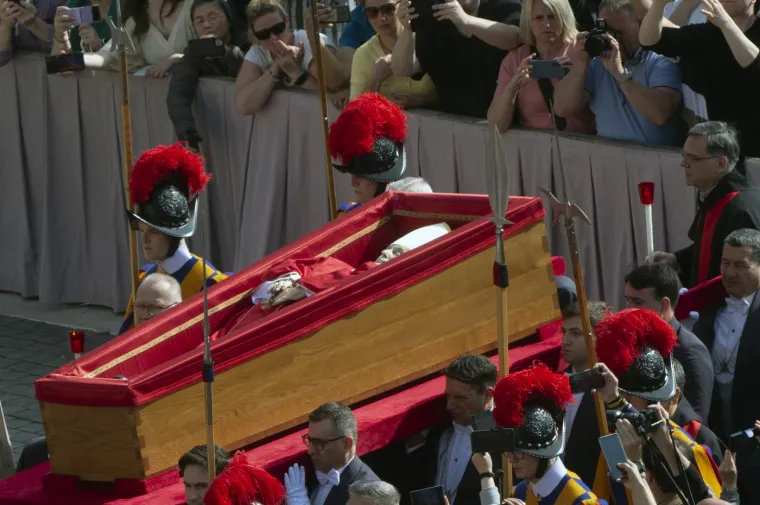 Tijelo pape Franje premješteno u baziliku sv. Petra: Pogledajte kako je izgledala procesija