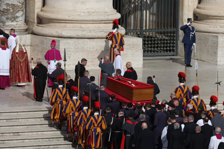 Tijelo pape Franje premješteno u baziliku sv. Petra: Pogledajte kako je izgledala procesija