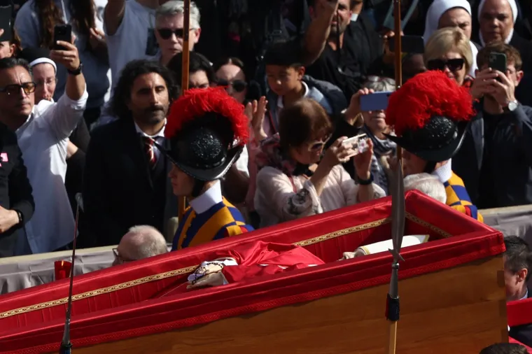 Tijelo pape Franje premješteno u baziliku sv. Petra: Pogledajte kako je izgledala procesija