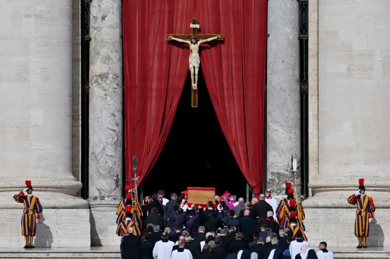 Tijelo pape Franje premješteno u baziliku sv. Petra: Pogledajte kako je izgledala procesija