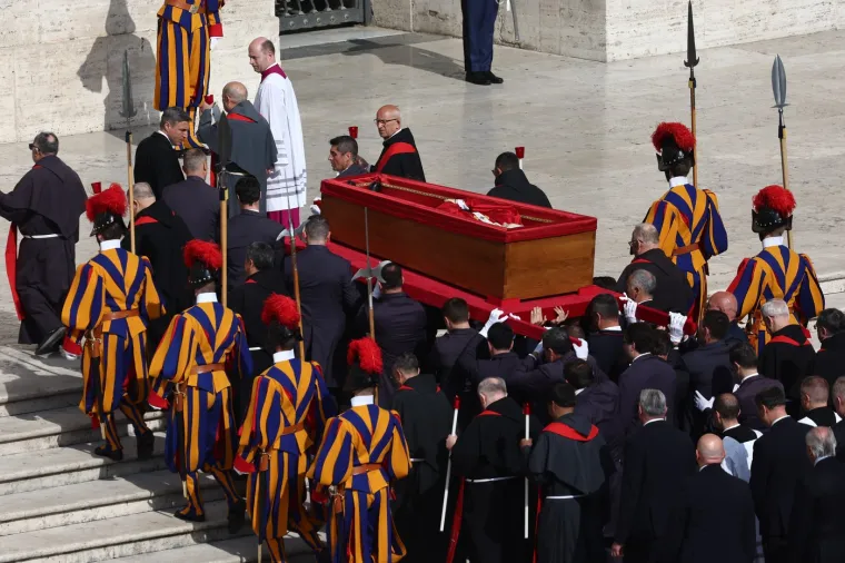 Tijelo pape Franje premješteno u baziliku sv. Petra: Pogledajte kako je izgledala procesija