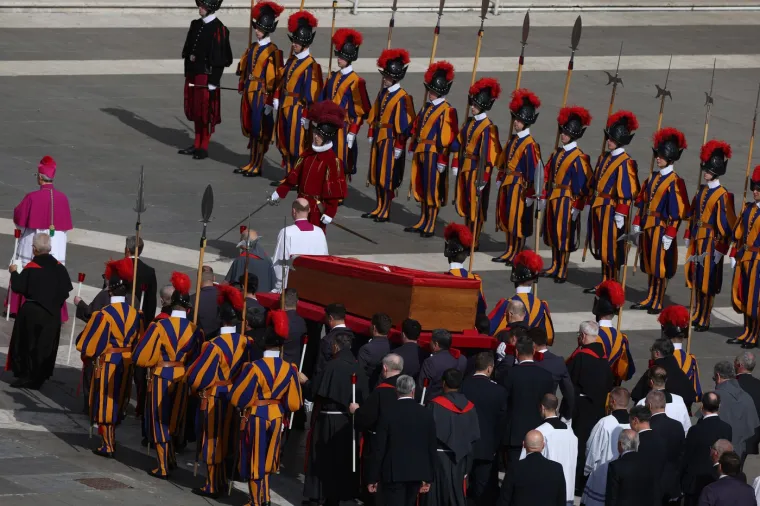 Tijelo pape Franje premješteno u baziliku sv. Petra: Pogledajte kako je izgledala procesija