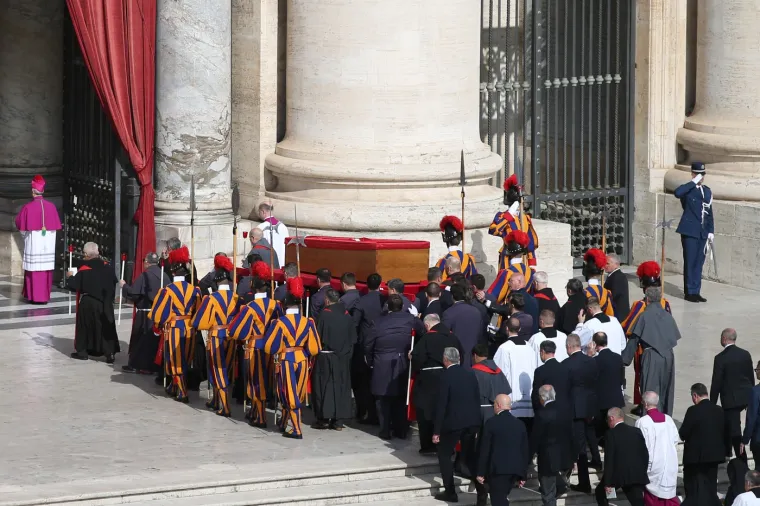 Tijelo pape Franje premje&scaron;teno u baziliku sv. Petra: Pogledajte kako je izgledala procesija