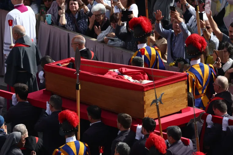 Tijelo pape Franje premje&scaron;teno u baziliku sv. Petra: Pogledajte kako je izgledala procesija