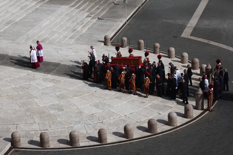 Tijelo pape Franje premje&scaron;teno u baziliku sv. Petra: Pogledajte kako je izgledala procesija