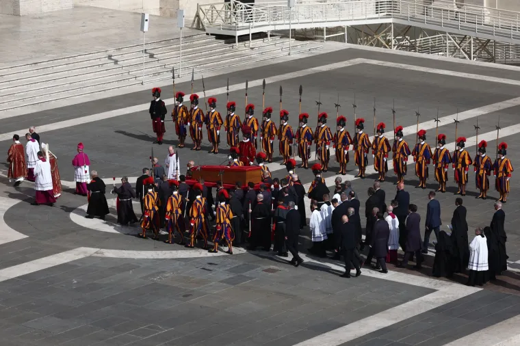 Tijelo pape Franje premje&scaron;teno u baziliku sv. Petra: Pogledajte kako je izgledala procesija