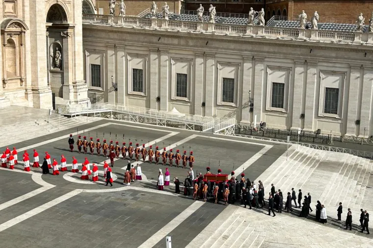 Tijelo pape Franje premje&scaron;teno u baziliku sv. Petra: Pogledajte kako je izgledala procesija