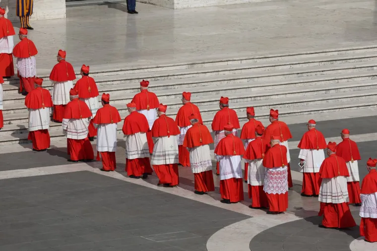 Tijelo pape Franje premje&scaron;teno u baziliku sv. Petra: Pogledajte kako je izgledala procesija