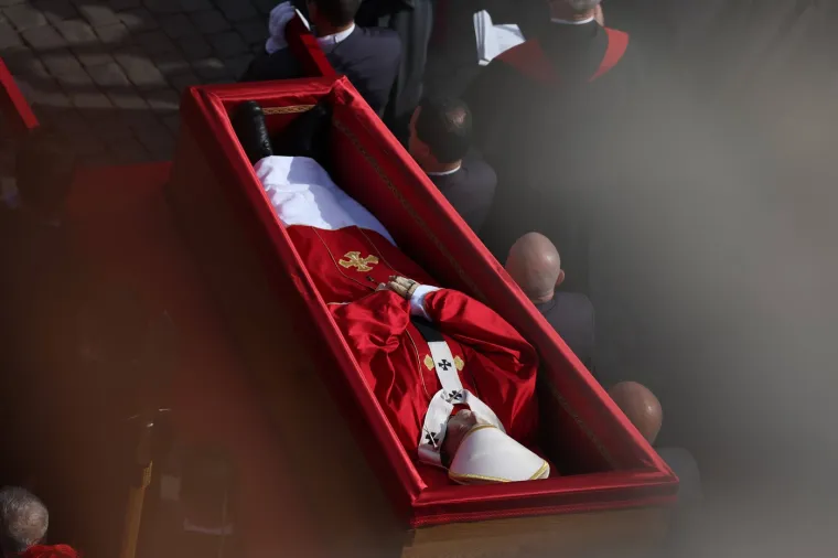Tijelo pape Franje premje&scaron;teno u baziliku sv. Petra: Pogledajte kako je izgledala procesija