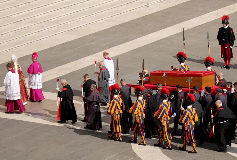 Tijelo pape Franje premje&scaron;teno u baziliku sv. Petra: Pogledajte kako je izgledala procesija