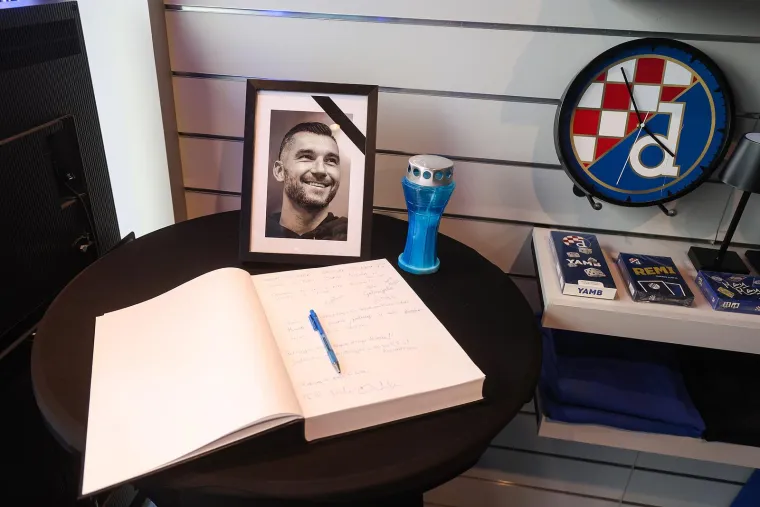 U Dinamovu Fan shopu podno zapadne tribine maksimirskog stadiona mogu se podijeliti svoja sjećanja i prigodnim se riječima oprostiti od Nikole Pokrivača.