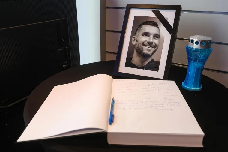 U nastavku pogledajte fotografije s mjesta knjige žalosti.