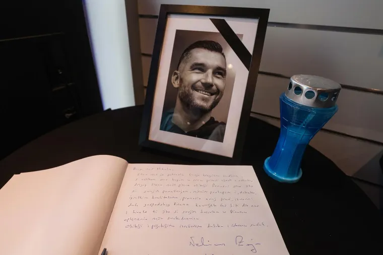 U znak sjećanja na prerano preminulog nogometaša, GNK Dinamo je u utorak otvorio knjigu žalosti u Fan shopu ispod zapadne tribine.