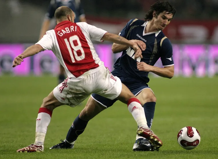 Ovo mu je bila najdraža utakmica za Dinamo, ona u Amsterdamu protiv Ajaxa 2007. na tamo&scaron;njoj Areni, kad su Plavi sa 3-2 dobili nizozemskog giganta. Plavi su sru&scaron;ili moćni Ajax, u uzvratu 1. kola Kupa Uefe. Bila je to maestralna večer cijele momčadi. Nikola je odigrao za Dinamo svih 120 minuta i dao veliki obol povijesnoj pobjedi Dinama. 