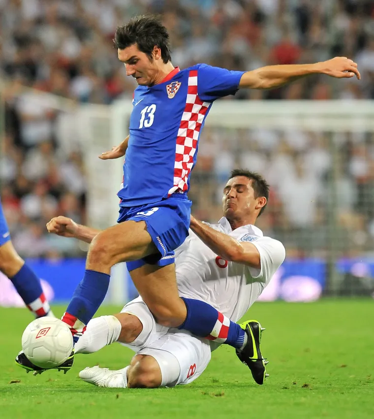 SJAJAN NOGOMETA&Scaron;: Lampard mu je poku&scaron;ao uzeti loptu u ovoj situaciji. Nije uspio. 