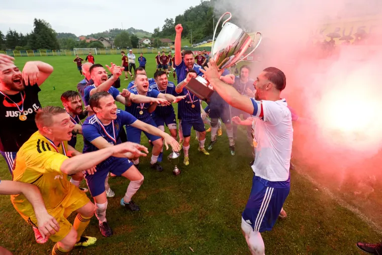 06.06.2023., Pusca - Finale nogometnog kupa NS Zapresić, NK Pusća - NK Sutla Laduc. Nikola Pokrivač slavi trofej. 