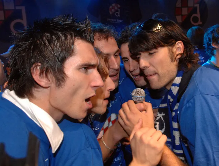 BIO JE VESELJAK: Pokrivač, Luka, Ćorluka i ekipa pjevaju Dinamove pjesme. 