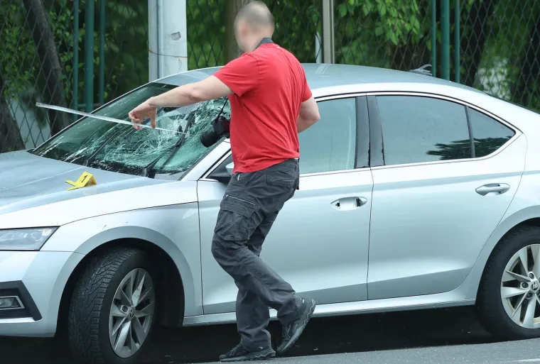 Policajci ih opkolili nasred ceste. Pokušali su pobjeći, ali nije im bilo spasa