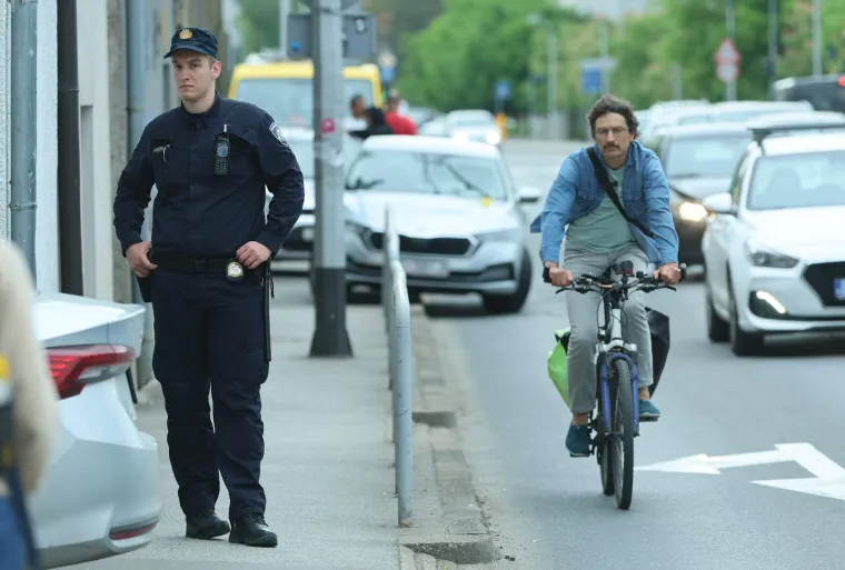 Policajci ih opkolili nasred ceste. Pokušali su pobjeći, ali nije im bilo spasa
