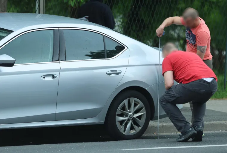 Policajci ih opkolili nasred ceste. Pokušali su pobjeći, ali nije im bilo spasa