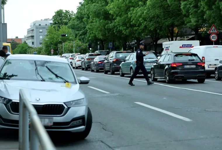 Policajci ih opkolili nasred ceste. Pokušali su pobjeći, ali nije im bilo spasa