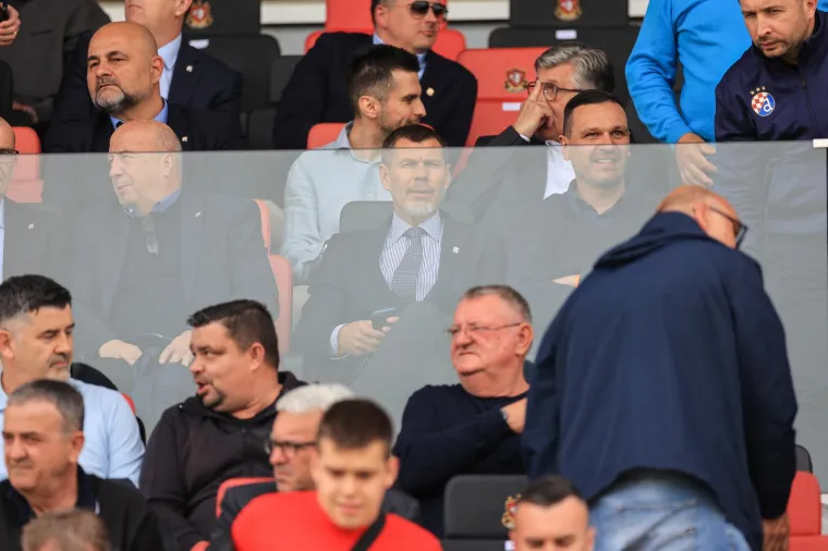 Utakmicu protiv Gorice gleda iz svečane lože i sjedi između Velimira Zajeca i Zvonimira Manenice, čiju će poziciju preuzeti. Na utakmici su bili dobro raspoloženi, izgleda da među njima vladaju izvrsni odnosi i da nikome ne meta &scaron;to se Zvone vratio i odmah preuzeo jako visoku poziciju u klubu. U svakom slučaju, nema 'zle krvi'.