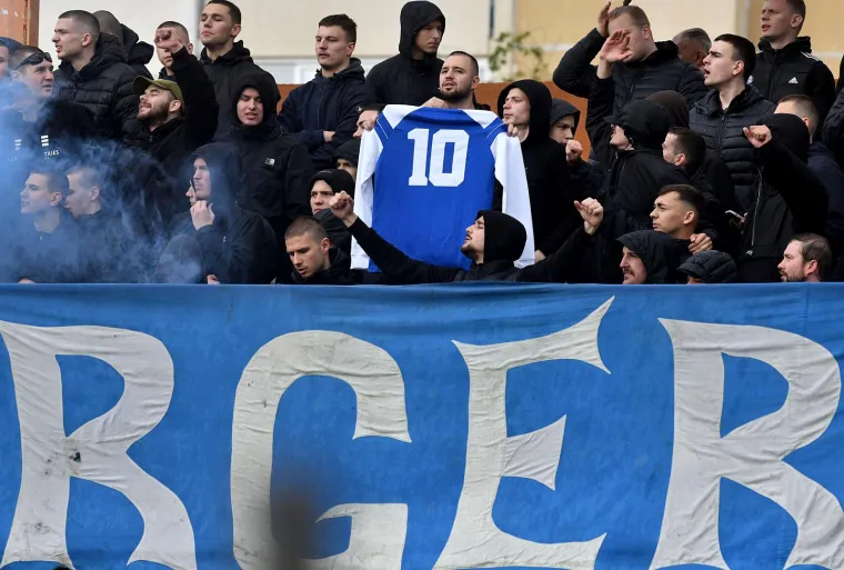 Na utakmicu su u velikom broju stigli i najže&scaron;ći navijači Dinama, Bad Blue Boysi, i ponosno istaknuli Bobanov dres iz igračkih dana u Dinamu, s legendarnom desetkom na leđima.