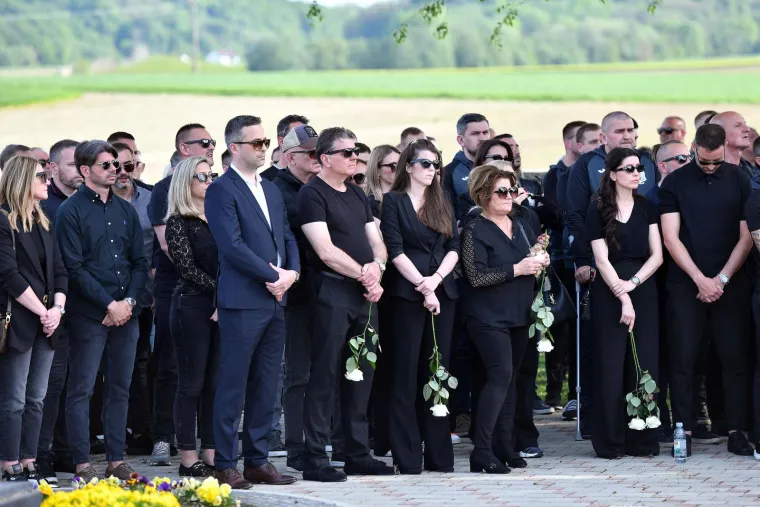 Jerko Leko, Luis Ibáñez, Ivan Krstanović, Ivica Vrdoljak, Mathias Chago, Hrvoje Čale, Marijan Buljat, Domagoj Antolić, Denis Kolinger, Ivan Tomečak, Mario Jozić, Josip Šimunić, Filip Lončarić, Mario Musa, Nikola Šafarić, Jasmin Agić, Kristijan Polovanec, Josip Brezovec, rukometaš Filip Ivić, bivši pobjednik Big Brothera Hamdija Seferović među onima su koji su ispratili Pokrivača.