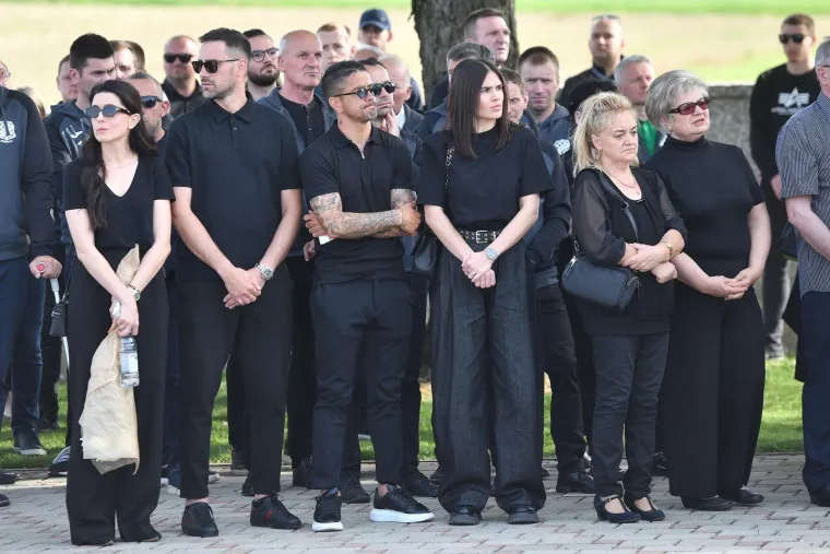 &quot;Stalno mi se mota po glavi, konstantno razmišljam o njemu. Katastrofa, ne mogu vjerovati da ga više nema. Nisam dobro, nikako. Nitko nije dobro tko ga je znao, preveliki je ovo šok za sve, prebolno. Ne znam hoću li uopće danas moći odigrati utakmicu. Izgubio sam velikog prijatelja&quot;, kazao nam je Lucho koji s Josipom Tadićem igra u NK-u Jarun kod Jerka Leke, čijem je sinu Nikola Pokrivač kum.