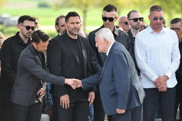 Josip Pivarić, Jerko Leko, Ivan Krstanović primaju sućut od Zorislava Srebrića.