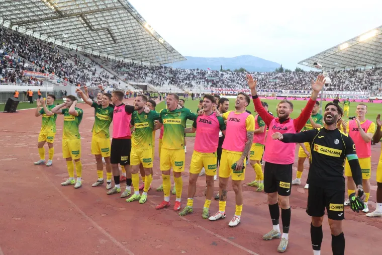 Gosti iz Pule u početnom su dijelu utakmice umrtvili igru pa je Hajduk prvu pravu priliku imao tek u 31. minuti kada je Melnjak prošao po lijevoj strani i poslao prizemni ubačaj u peterac, ali Brajković je ostao za korak kratak te nije stigao skrenuti loptu u praznu mrežu.